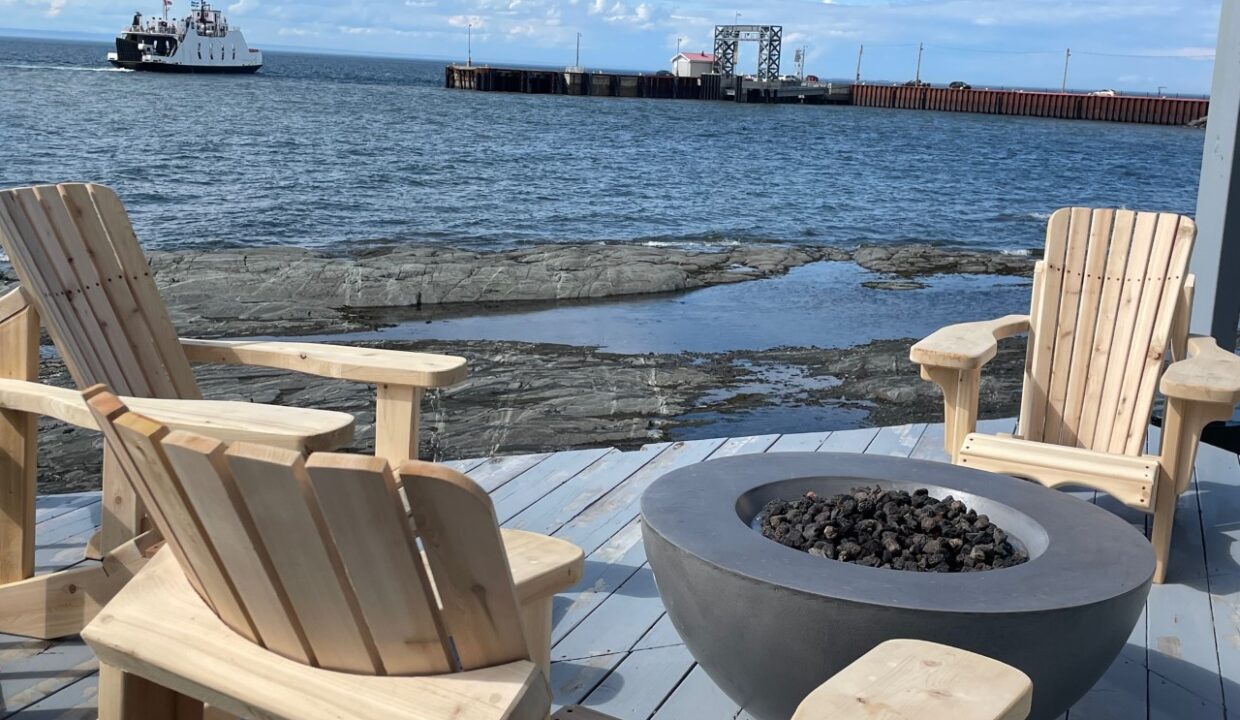 Coin feu Le 87 au FLEUVE vue sur le Quai et bateau