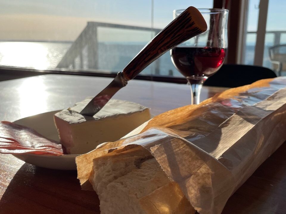 Fromage Brie, baguette de pain et Vin Le 87 au FLEUVE