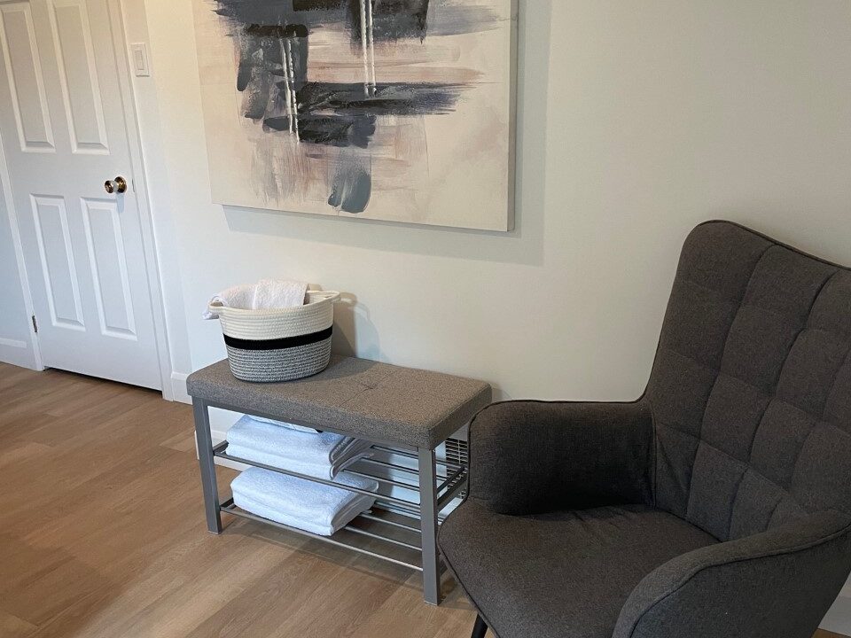 Chambre QUEEN arrière avec Walk-in banc et fauteuil Le 374 au LAC