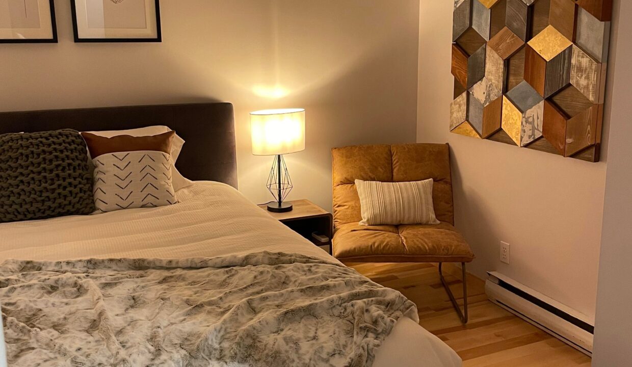 Chambre lit KING Le 132 à la GRÈVE vue générale sur coin lecture