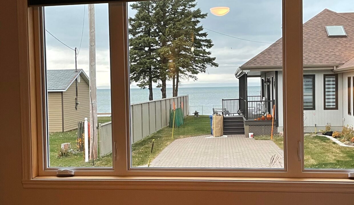Vue sur le fleuve du salon